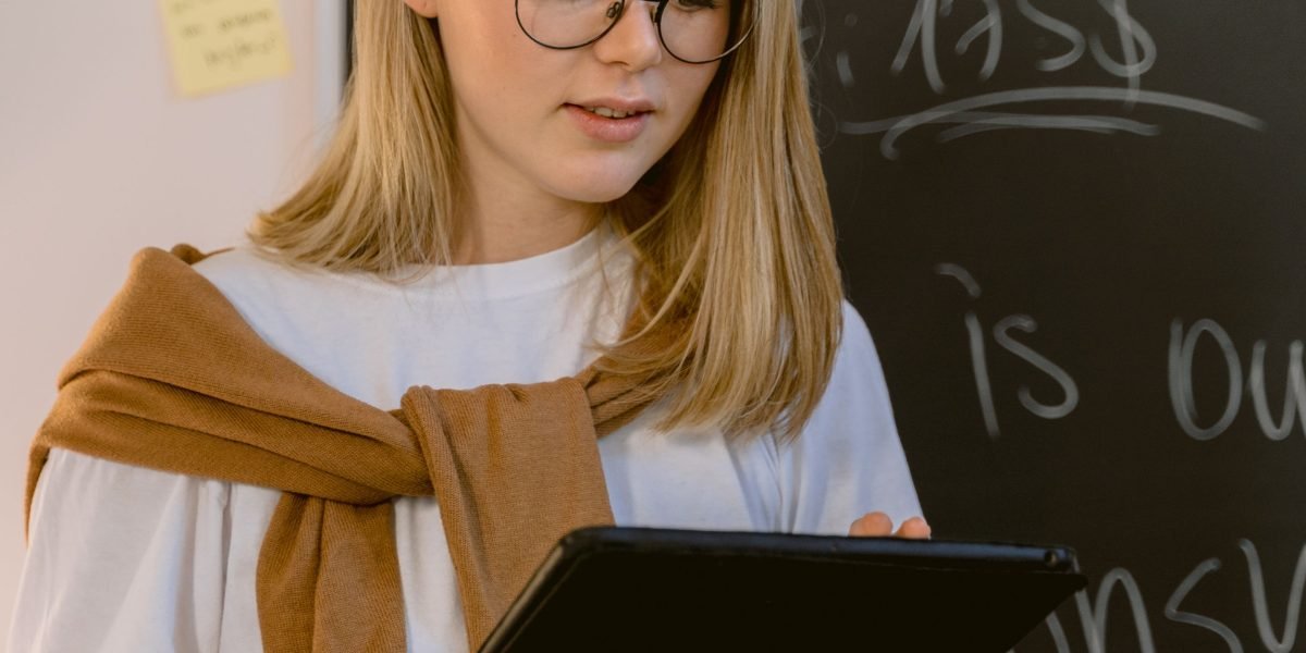 A person engaged in learning, symbolizing the importance of educational resources in affiliate marketing.