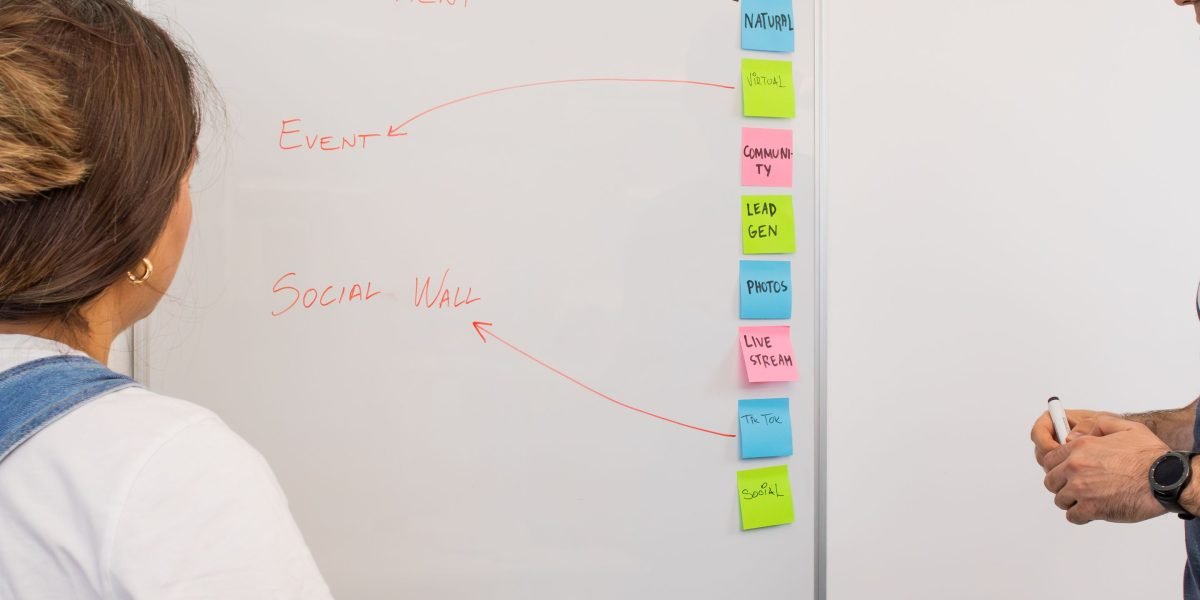 An affiliate influencer plans content, focusing on audience problems and product solutions.