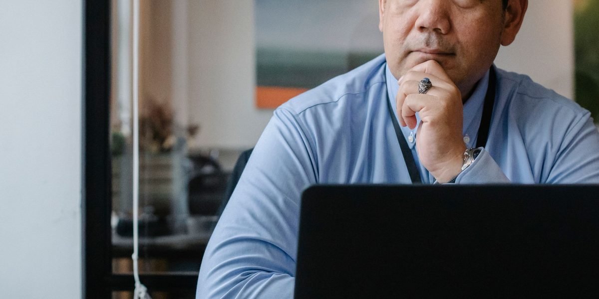 Individuals explore smart ways to generate online income, highlighting the growth in digital opportunities.