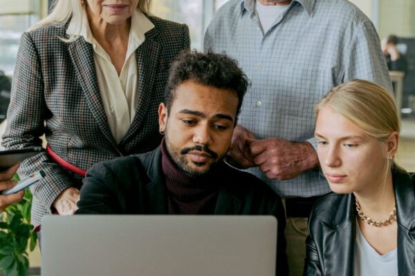 Affiliate Network Explained Roles Tracking and Choosing the Right One