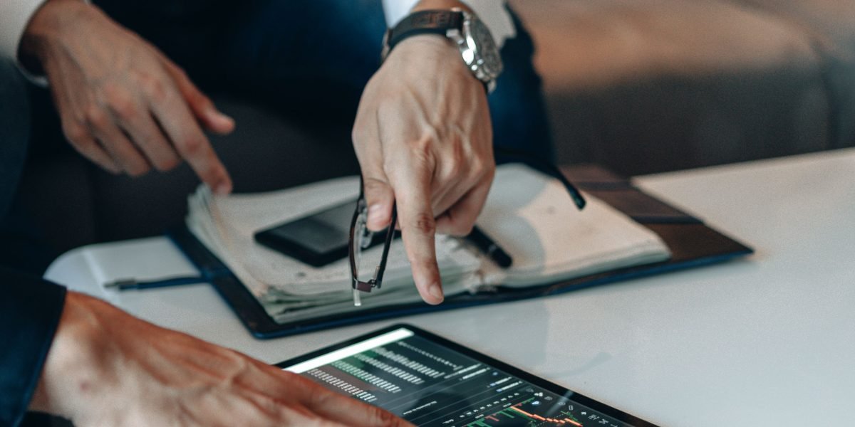 Professionals analyzing market data to identify high-converting products and profitable niches.
